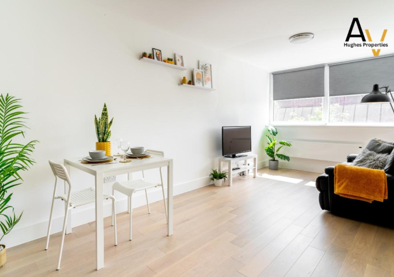 Business-Ready Apartment - Central Location, Free Wi-Fi, Parking By Av Hughes Properties Milton Keynes Buitenkant foto